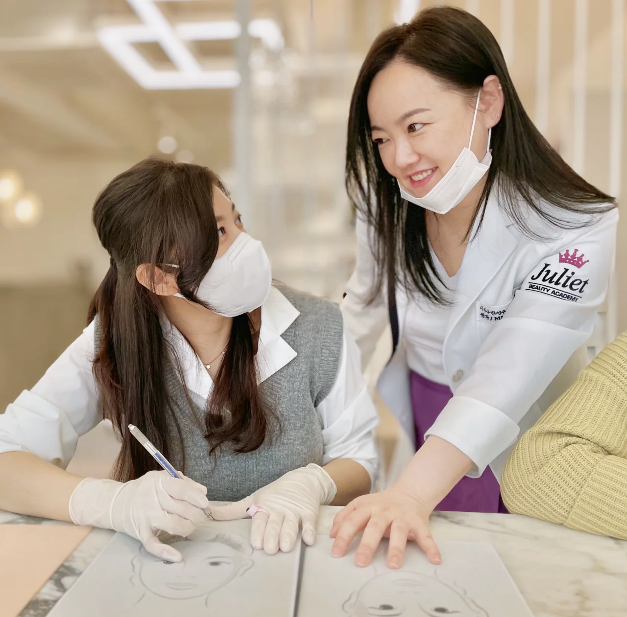 흰 가운을 입고 웃으며 설명하는 줄리엣 최 대표원장