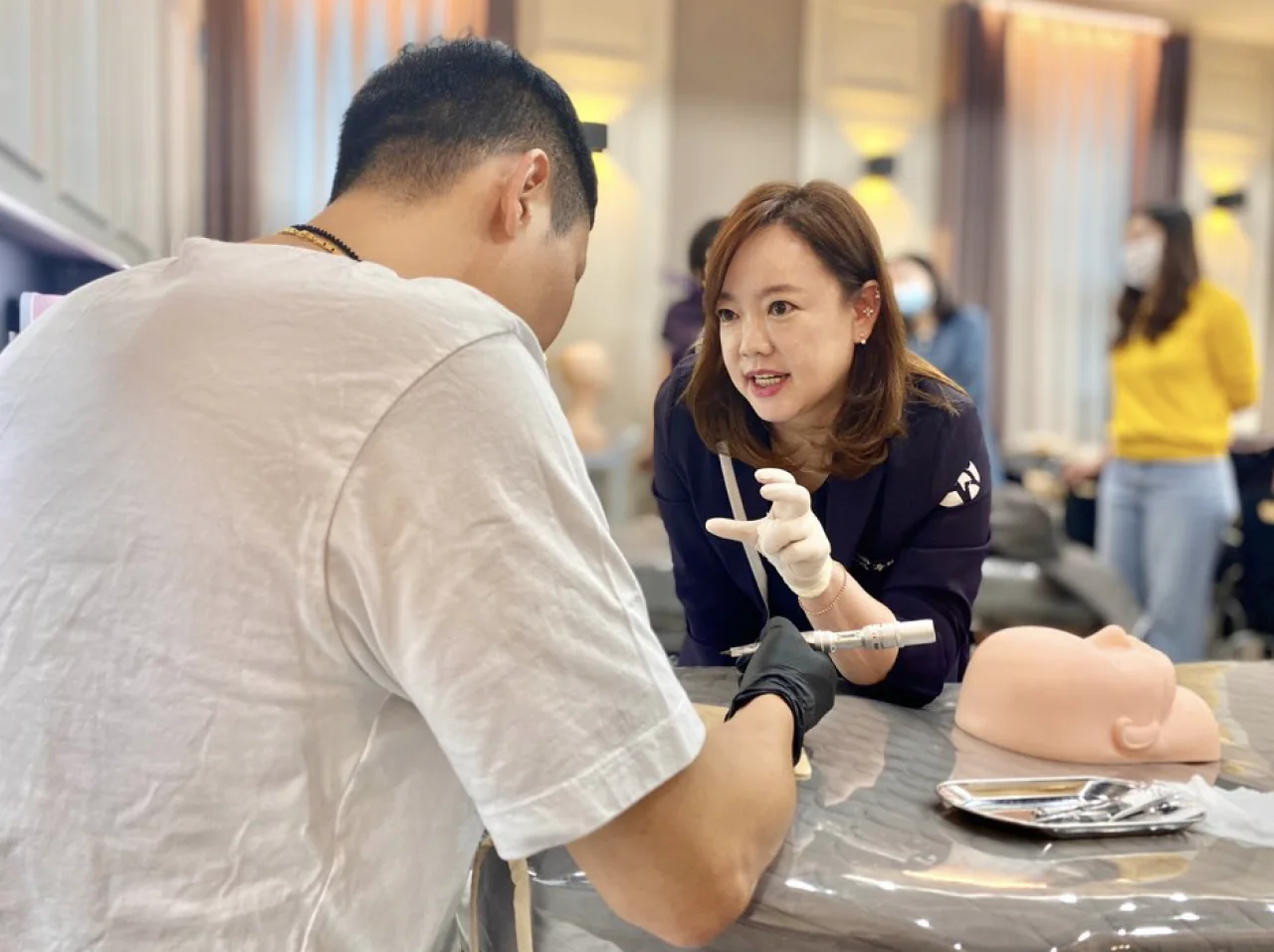 손짓하며 설명하는 줄리엣 최 대표원장